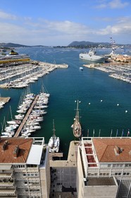France, Var (83), Toulon, La Frontale et le quai Cronstadt ouvrent sur le port civil, le Mistral (L9013) porte-hélicoptères amphibie de la Marine nationale française en arrière plan