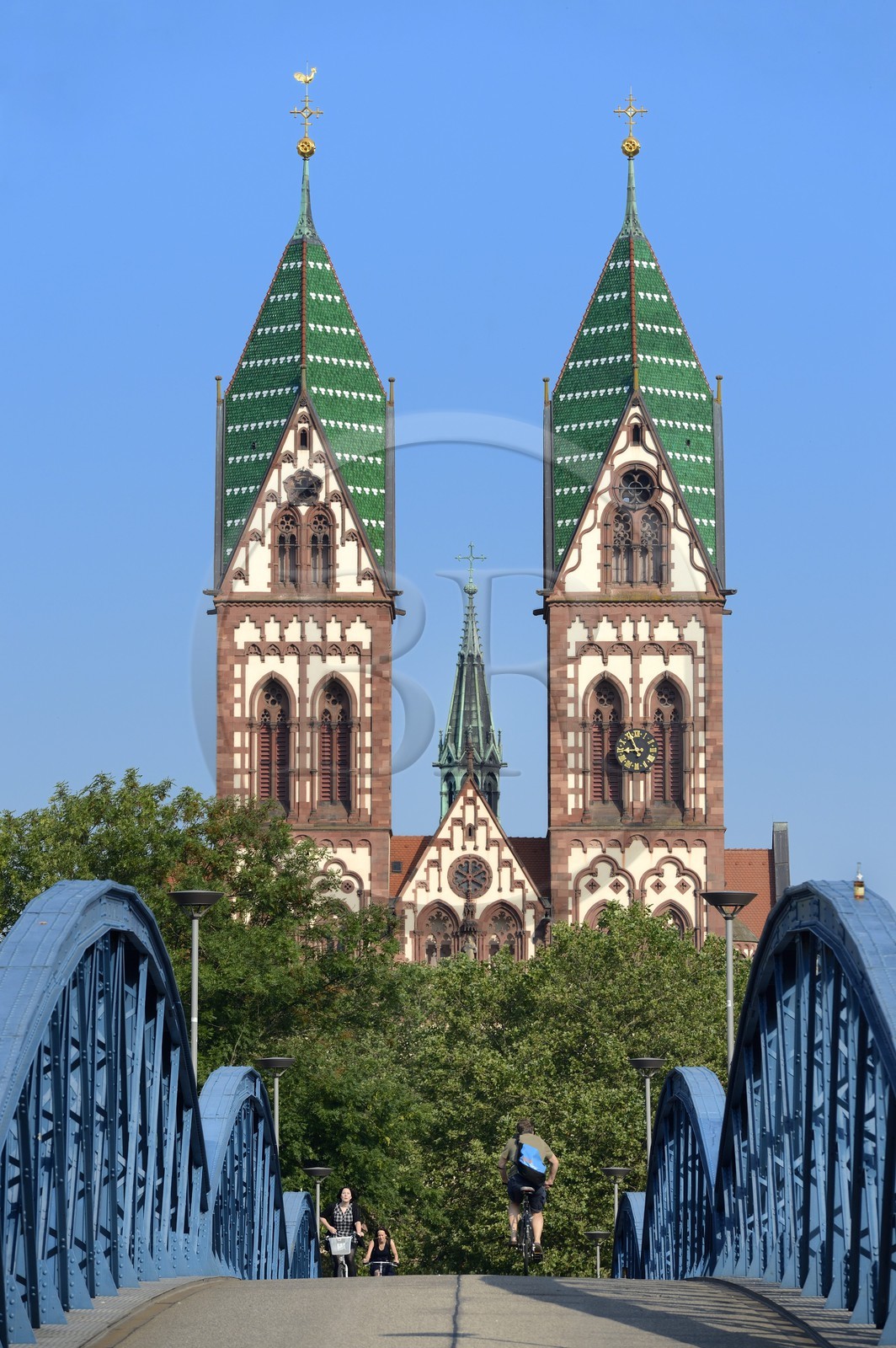 Allemagne, Bade-Wurtemberg, Fribourg en Brisgau, cycliste sur le pont bleu (pont Wiwili) et l'église du Sacré-Coeur de Jésus (Herz-Jesu-Kirche) en arrière-plan