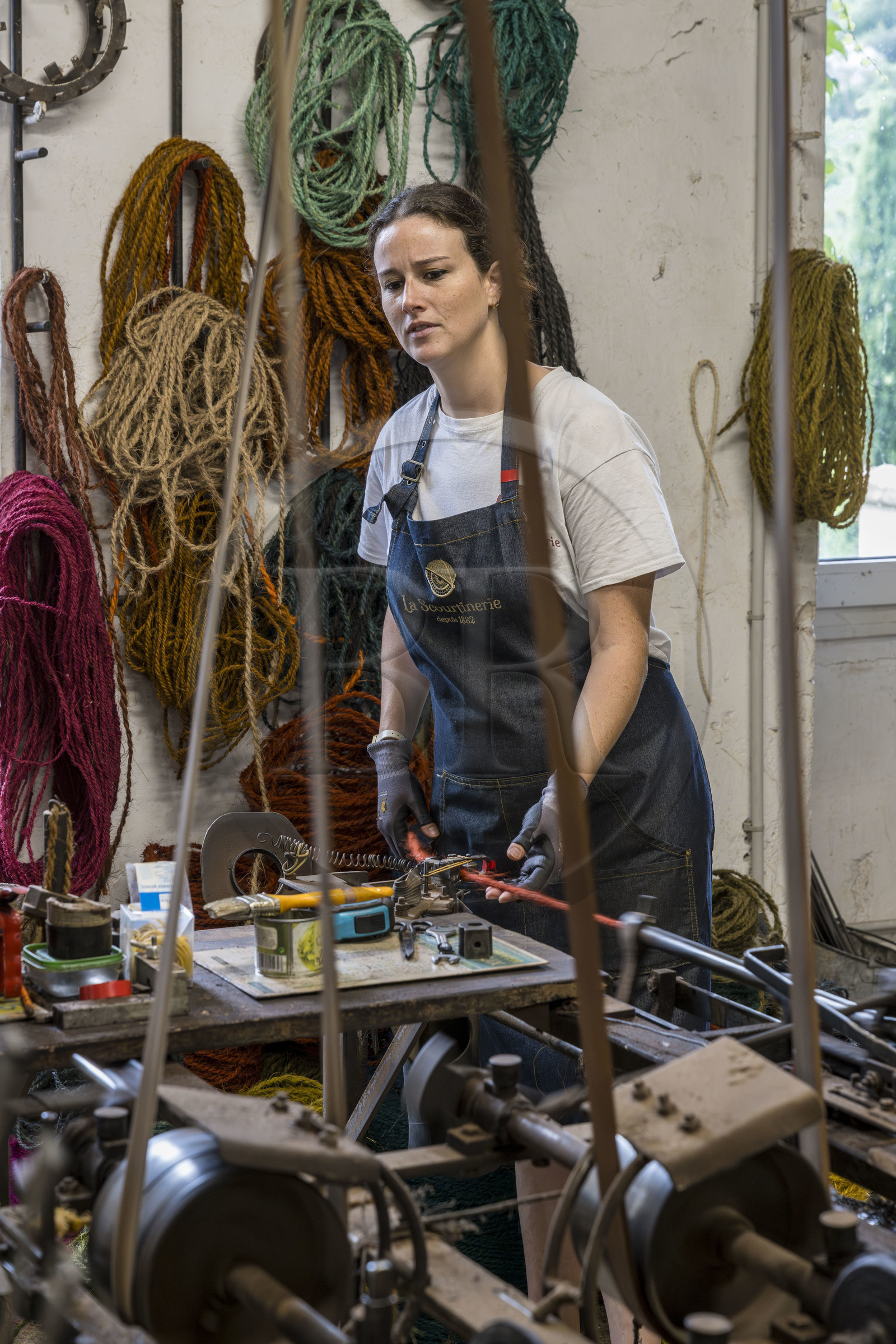 France, Drôme (26), Drôme provençale, Nyons, La Scourtinerie, dernière manufacture de scourtins de Provence, filtres traditionnels utilisés dans la fabrication de l'huile d'olive mais conçus aussi aujourd'hui comme objets de décoration en fibre de coco, fabrication de scourtins dans leur atelier sur des machines faites sur mesure, Sophie Villeneuve-Fert