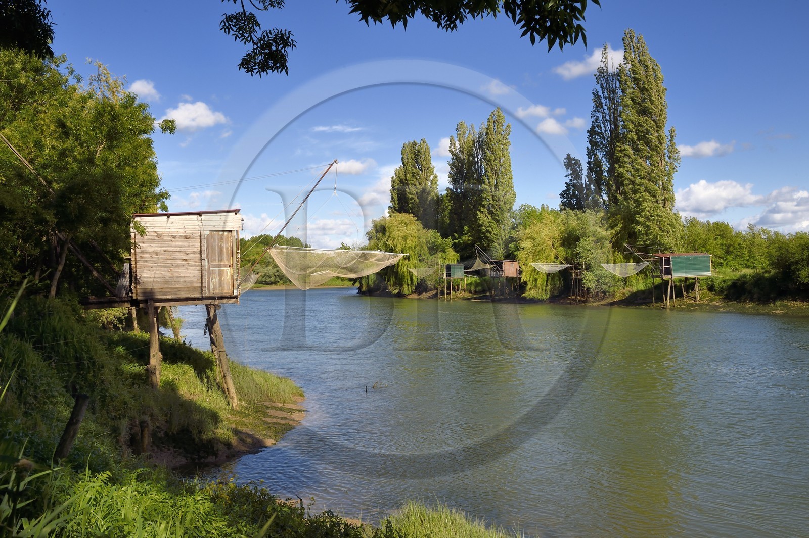 France, Charente-Maritime (17), Saintonge, Saint-Savinien, labellisé Villages de pierres et d'eau, carrelets au bord de la Charente