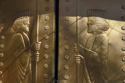 Iran, Province de Yazd, portes du temple du feu de Chak Chak qui est un haut lieu de pélérinage pour les Zoroastriens