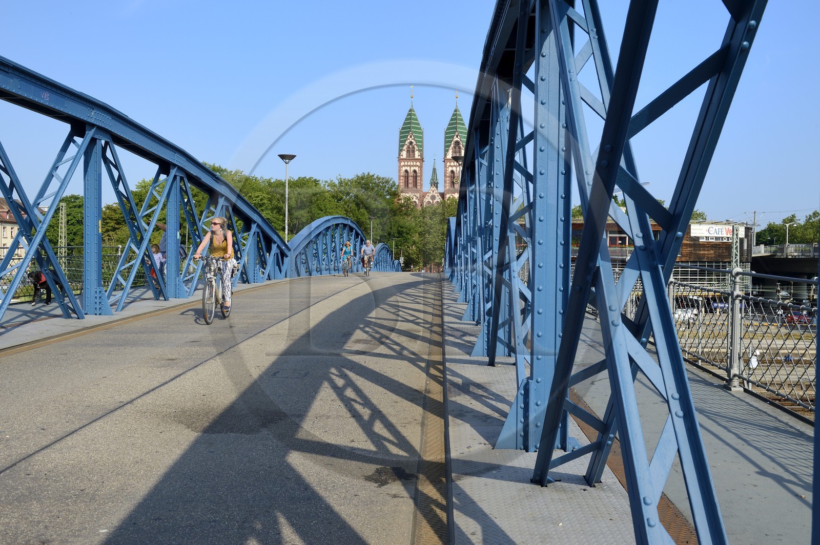 Allemagne, Bade-Wurtemberg, Fribourg en Brisgau, cycliste sur le pont bleu (pont Wiwili) et l'église du Sacré-Coeur de Jésus (Herz-Jesu-Kirche) en arrière-plan