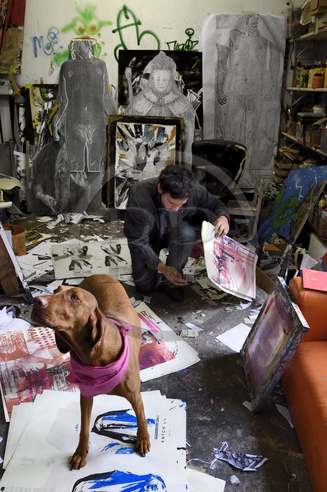 Allemagne, Berlin, RAW Tempel, haut lieu de l’art libre et urbain entre Revaler Strasse et les voies de chemin de fer de la station Warschauer Strasse, atelier de l'artiste Anton Unai dans l'espace alternatif Urban Spree