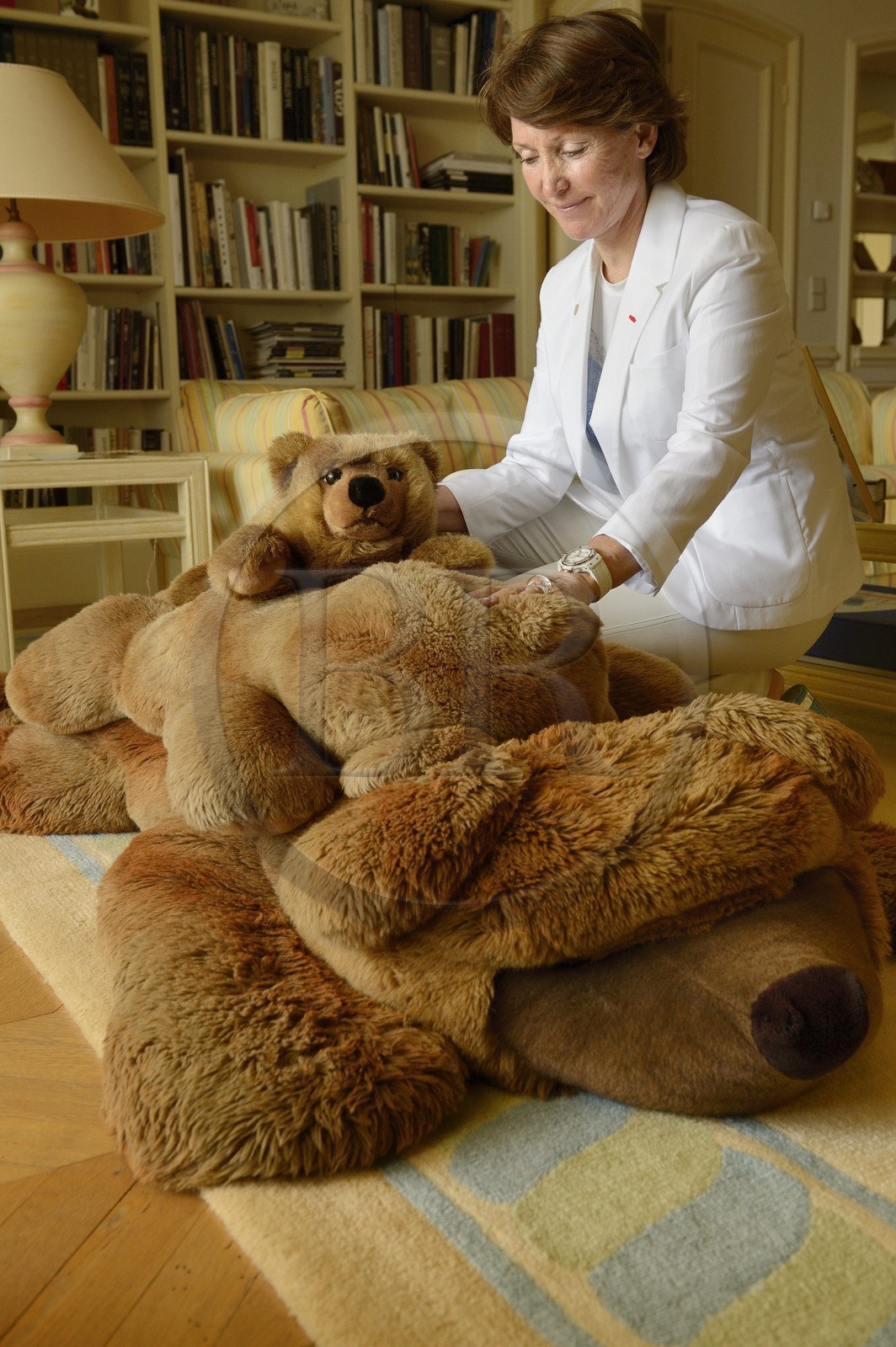 France, Alpes-Maritimes (06), Cannes, la villa La Californie où vécu Pablo Picasso, aujourd'hui renommé le Pavillon de Flore par Marina Picasso, Marina Picasso petite fille de avec les Ours en peluche qui lui ont été offerts pour la naissance de ses enfants et petit enfant