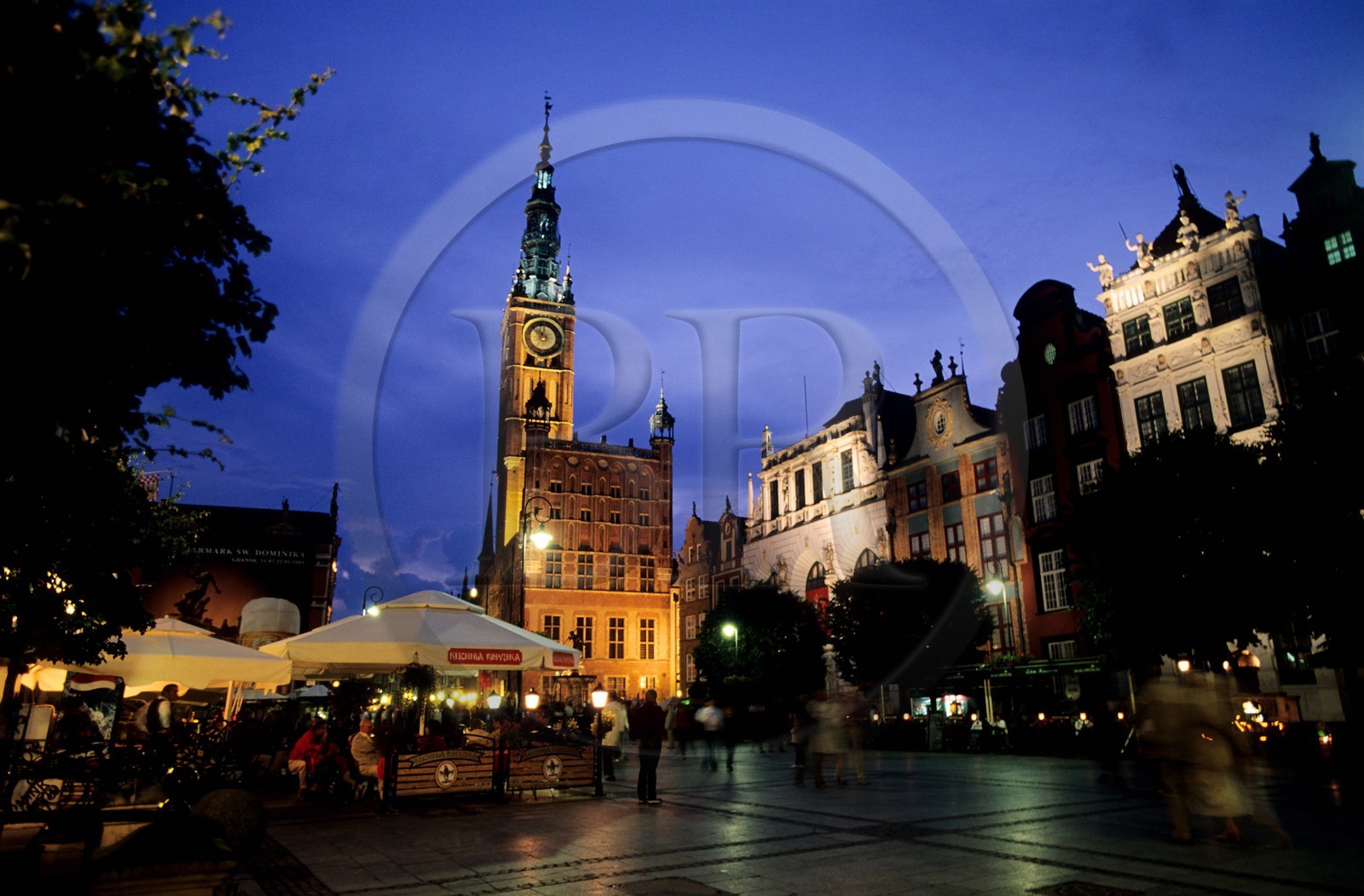 Poland, Eastern Pomerania, Gdansk, the main track of the town Long Market (Dlugi Targ) and the town hall (Ratusz Glownego Miasta)