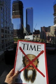 Etats-Unis, New-York, Manhattan, reconstruction du site de Ground Zero avec le One World Trade Center (Freedom Tower), le Time magazine annoncant la mort de Ben Laden face au site des attentats du 11 septembre 2001 sur les tours jumelles du World Trade Center