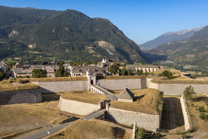France, Hautes Alpes (05), Mont-Dauphin, citadelle édifiée par Vauban, classée Patrimoine Mondial de l'UNESCO (vue aérienne)
