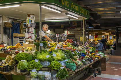 France, Hérault (34), Sète, Les Halles, marché couvert, étal de fruits et légumes