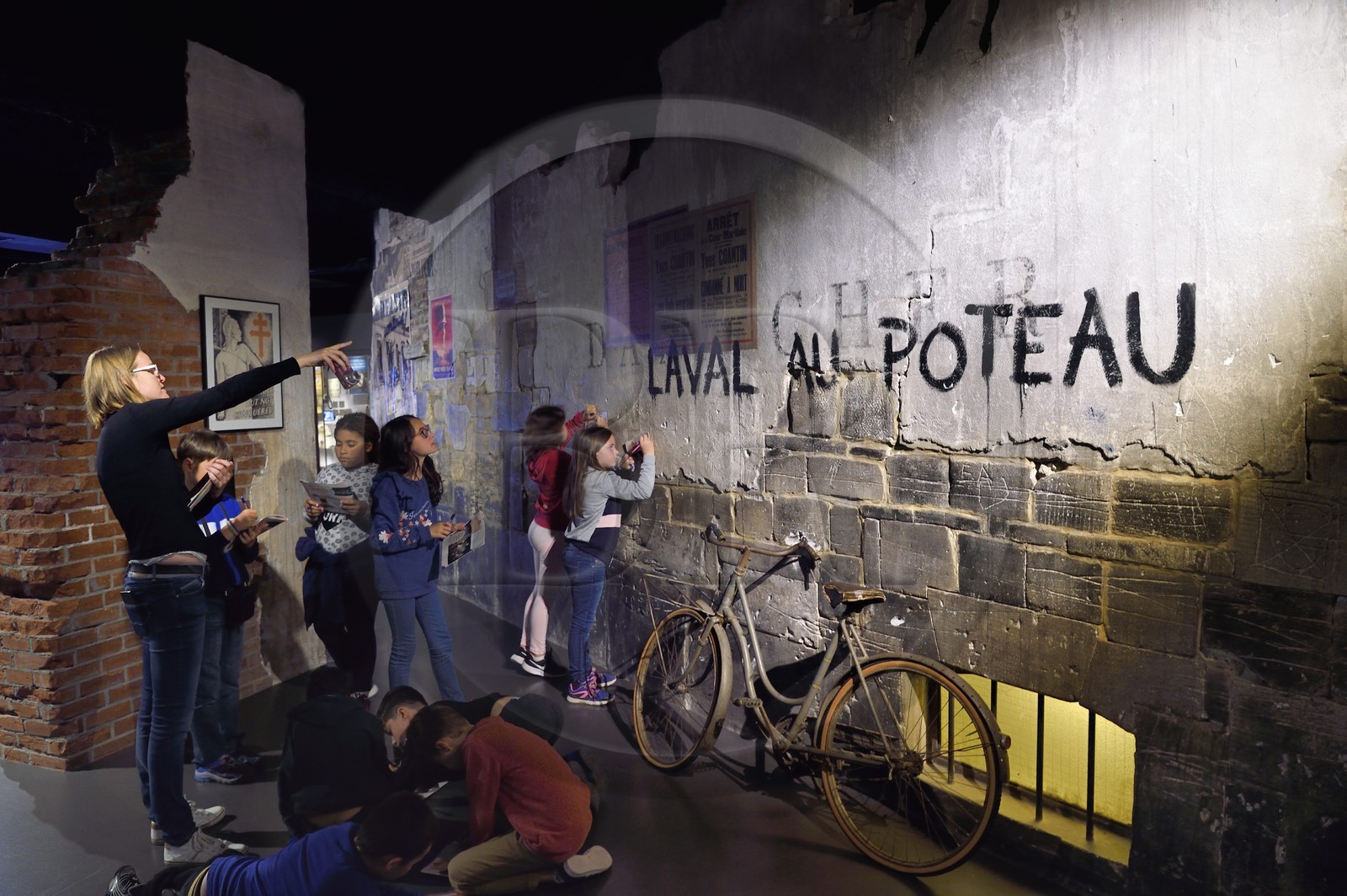 France, Calvados (14), Caen, le Mémorial pour la Paix, la France occupée, reconstitution d'un graffiti contre Laval