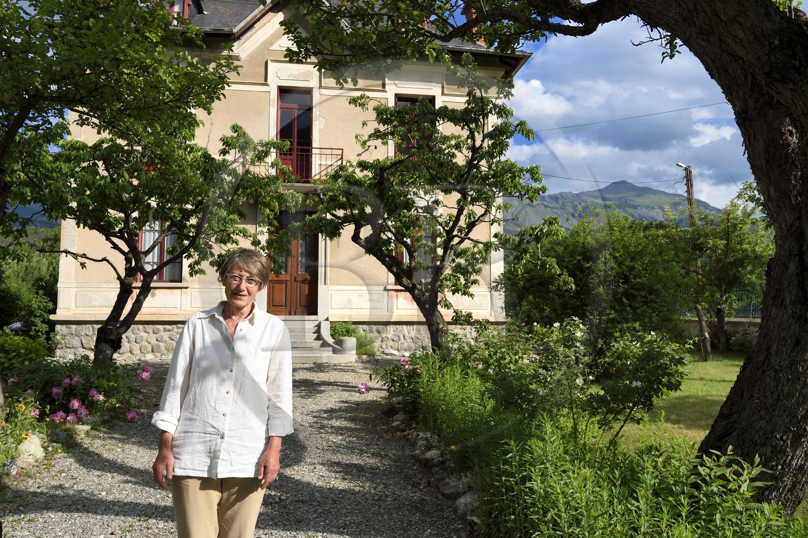 France, Alpes-de-Haute-Provence (04), vallée de l'Ubaye, Jausiers,  Villa mexicaine connue sous le nom de Villa San Carlos, Sophie Meche-Fortoul petite fille de Eugène Fortoul qui émigra au Mexique au début du XXème siècle