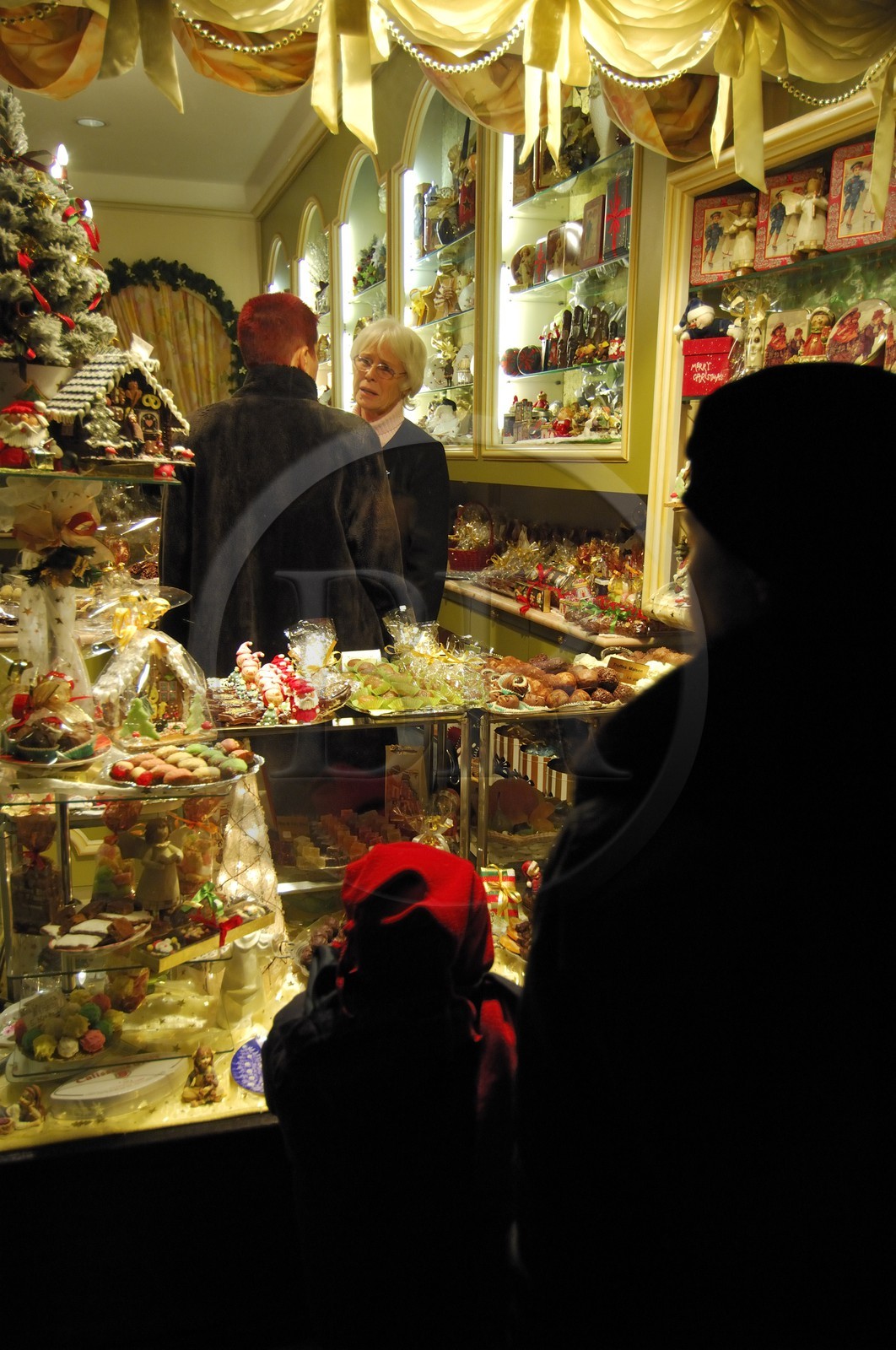 France, Bas Rhin (67), Strasbourg, vitrine d'un chocolatier a Noel