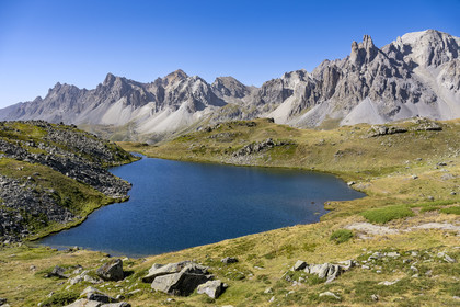 France, Hautes Alpes (05), le Briançonnais, Névache, haute vallée de la Clarée, le lac Long à une altitude de 2387m, le massif des Cerces en arrière-plan