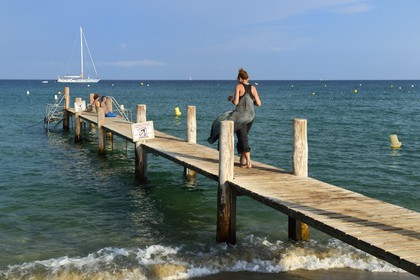 France, Var, Presqu'Ile de Saint-Tropez, Ramatuelle, Pampelonne beach, club 55 pontoon