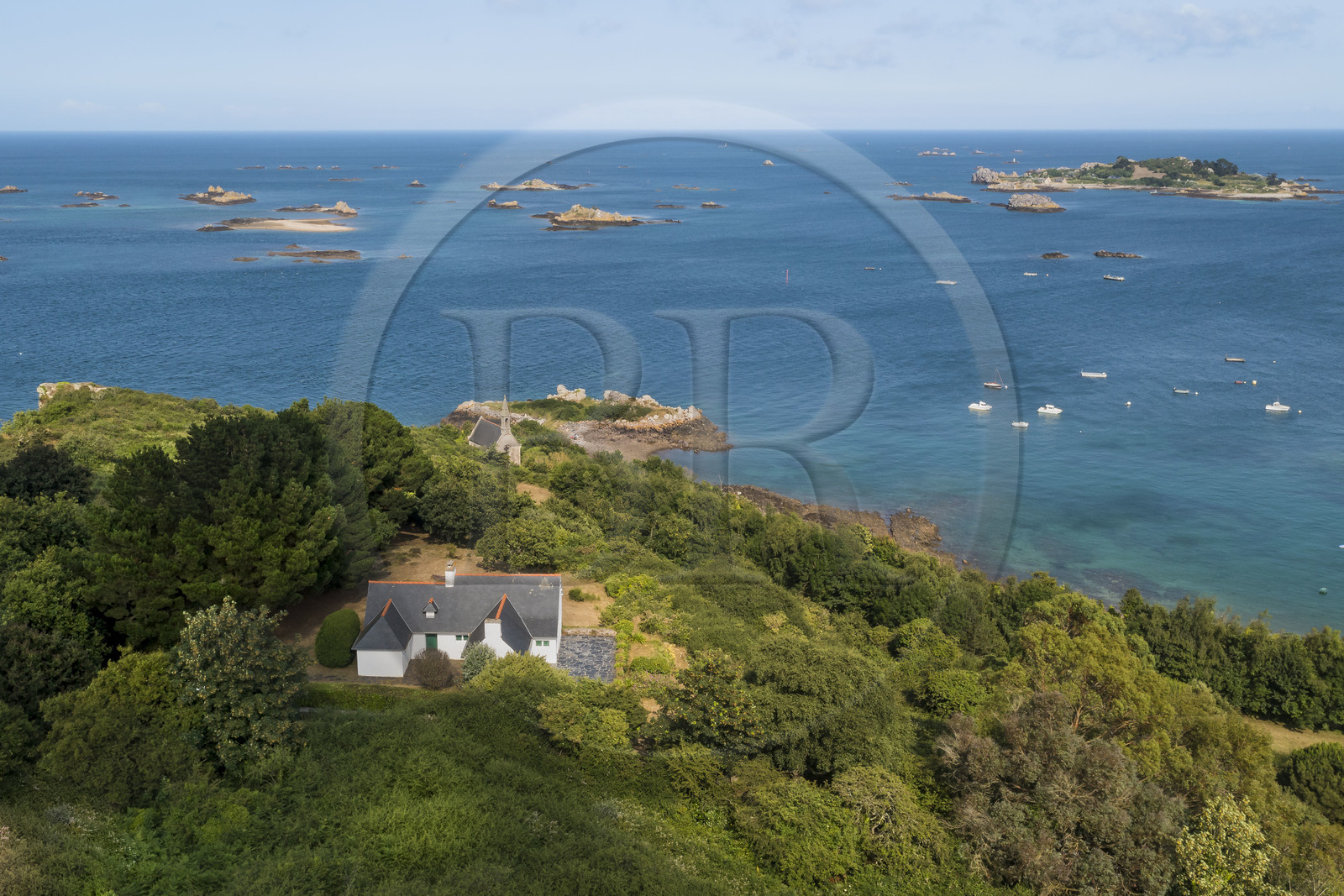 France, Côtes d'Armor (22), Ploubazlanec, chapelle et Pointe de la Trinité, en arrière plan l'Ile de Saint-Riom et les multiples rochers qui l'entourent (vue aérienne)