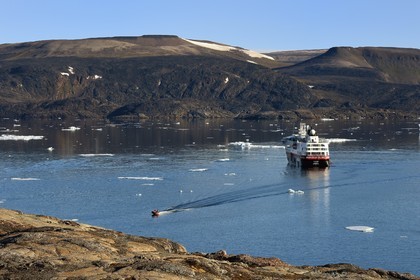 Groenland, cote Nord-Ouest, Smith sound au nord de la baie de Baffin, Inglefield Land, site de Etah dans le Foulke fjord, campement inuit aujourd'hui abandonné qui servit de base à plusieurs expéditions polaires, le bateau de croisière MS Fram de la compagnie Hurtigruten en arrière plan