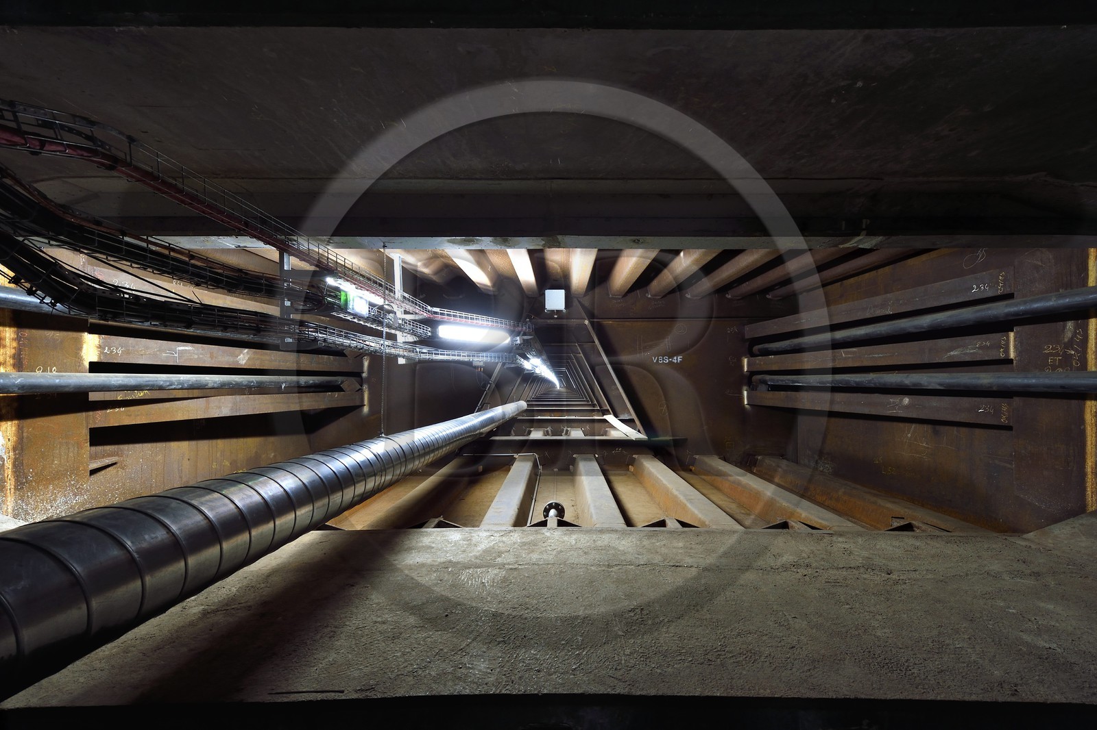 France, entre Calvados (14) et Seine-Maritime (76), le Pont de Normandie, sous la route à la connexion entre la partie de béton précontraint du tablier et la partie métallique