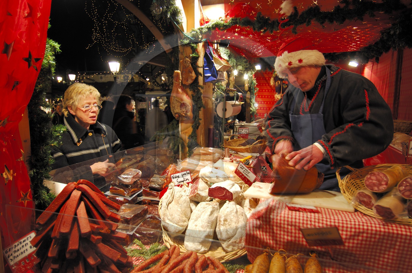 France, Haut Rhin (68), Colmar, vente de charcuteries dans un des Marchés de Noel