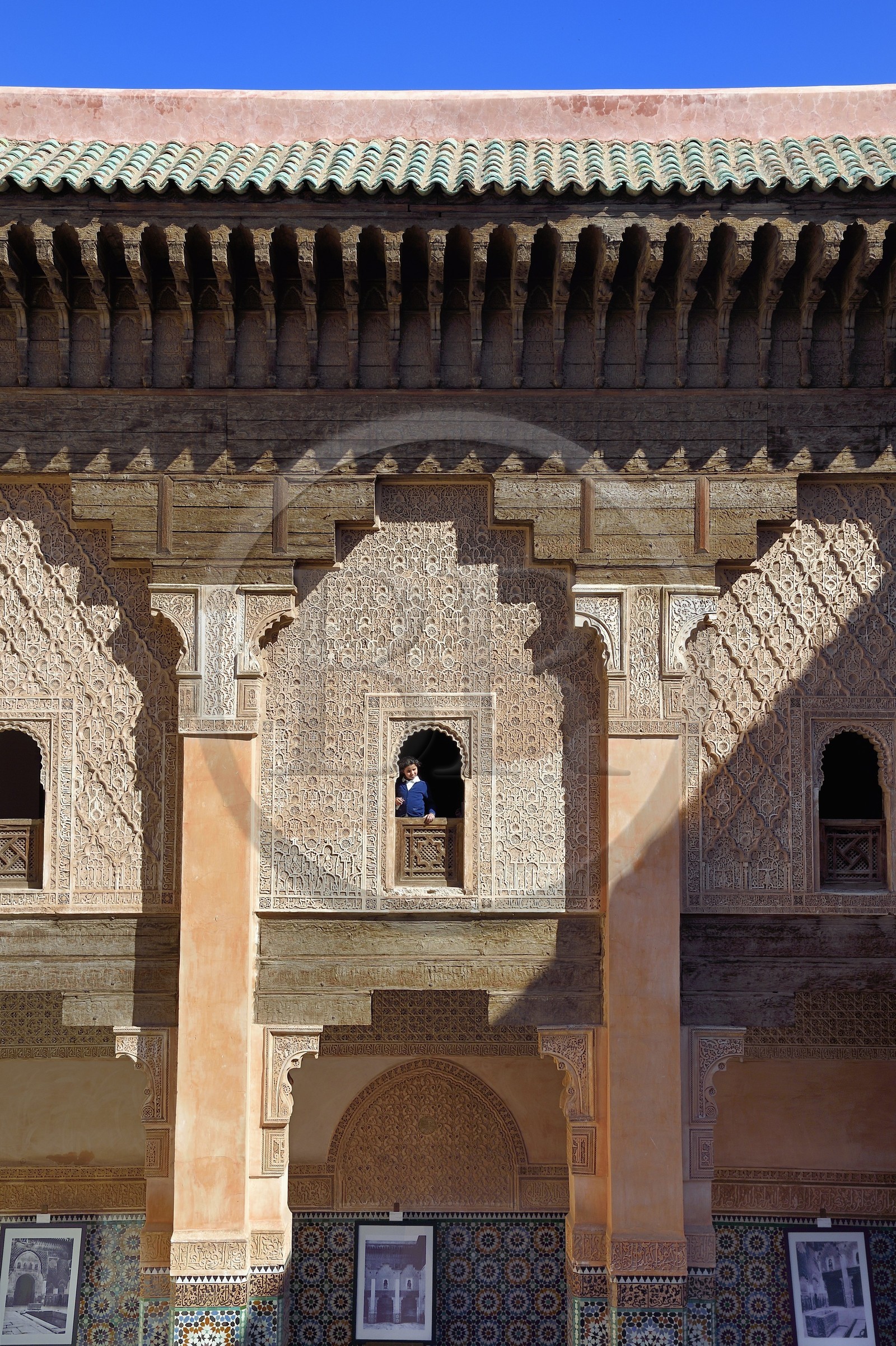 Maroc, Haut-Atlas, Marrakech, ville impériale, Médina classée Patrimoine Mondial de l'UNESCO, la Medersa Ali Ben Youssef (école coranique), fenêtre cintrée avec stuc décoratif