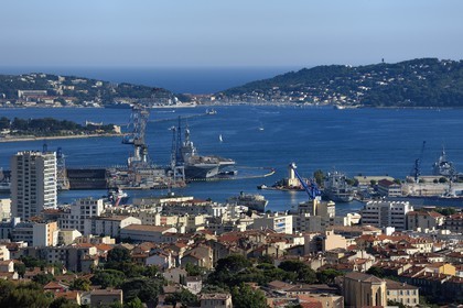 France, Var (83), Toulon, la rade et la base navale depuis le Mont Faron, la grande digue et la presqu'Ile de Saint-Mandrier en arrière plan