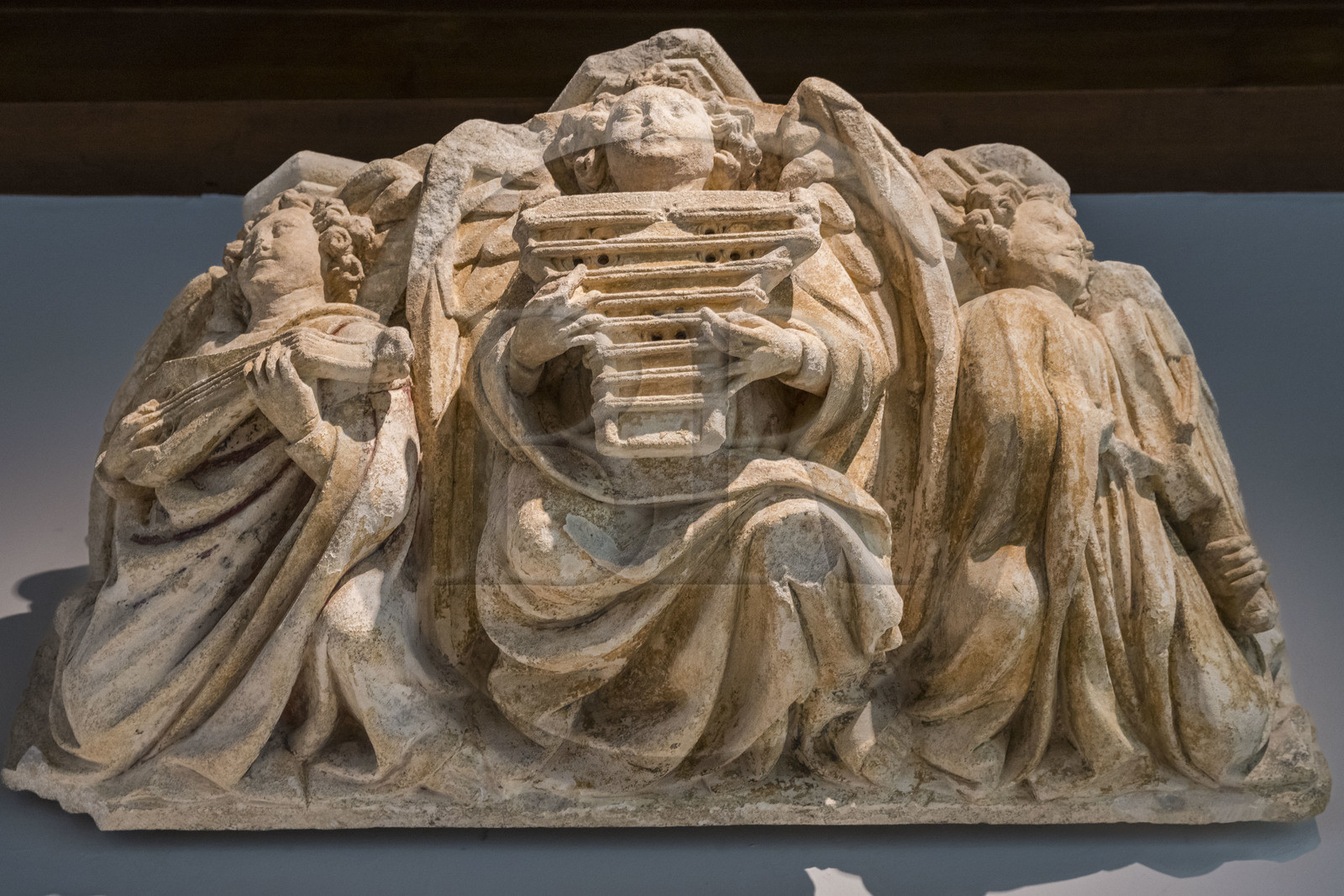 France, Paris (75), Musée de Cluny - Musée national du Moyen-Age, Cul-de-lampe représentant trois anges musiciens provenant de l'église Saint-Jean-de-Latran à Paris, vers 1400