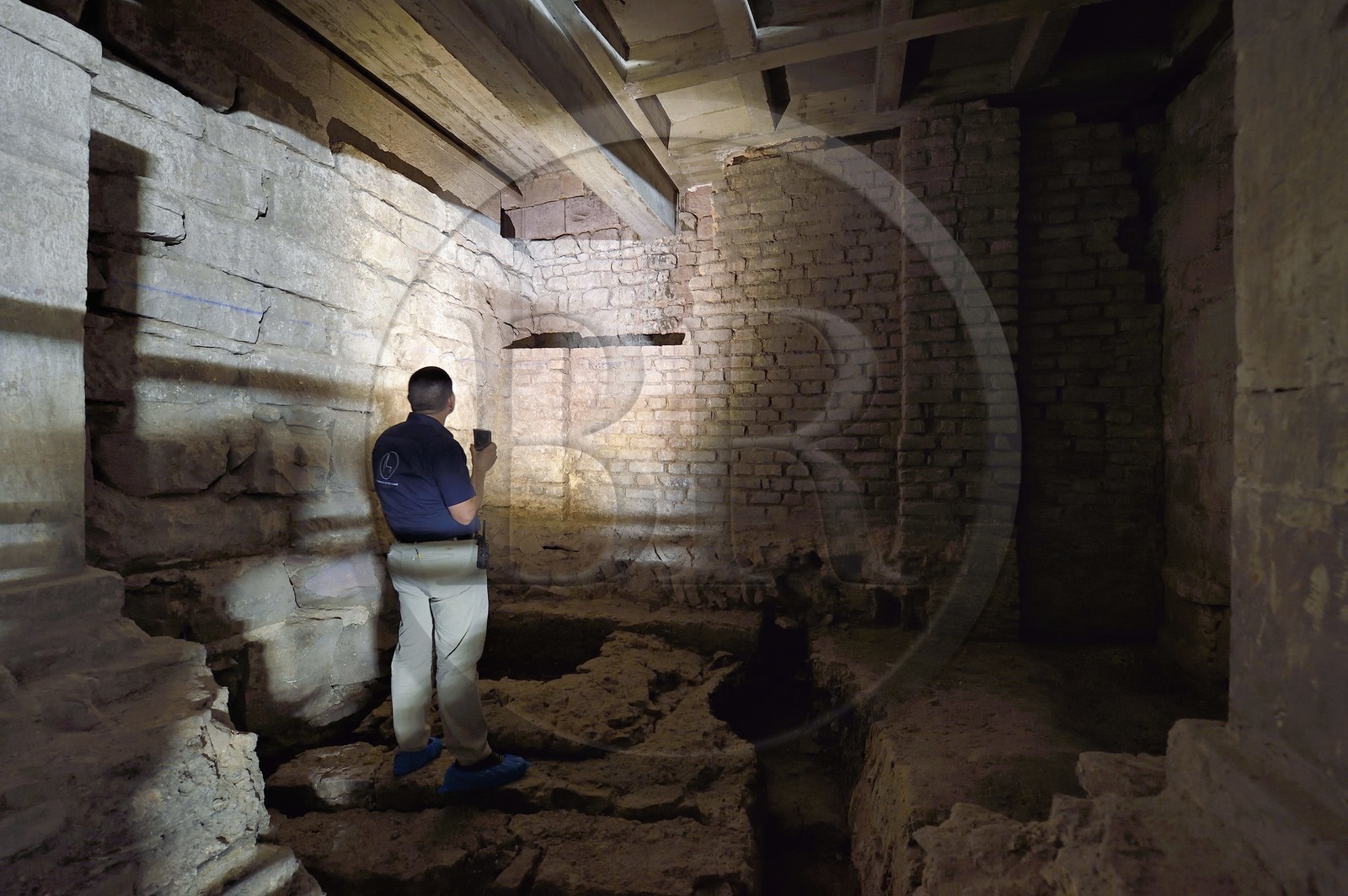 France, Bas-Rhin (67), Strasbourg, vieille ville classée au Patrimoine Mondial de l'UNESCO, la cathédrale Notre-Dame, sous la chapelle Saint-Laurent, les fondations de la Cathédrale romane de l'an Mil où subsistent encore des vestiges du camp légionnaire romain