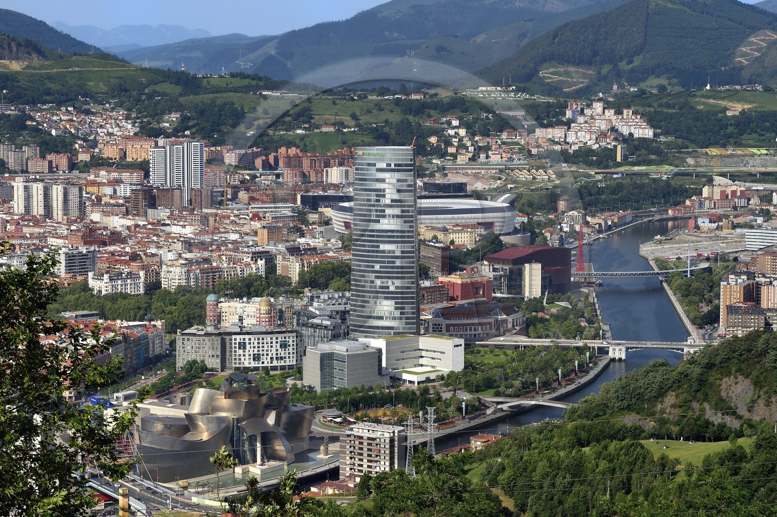 Espagne, Pays basque espagnol, Biscaye, Bilbao avec le musée Guggenheim de l'architecte Frank Gehry et la Tour Iberdrola