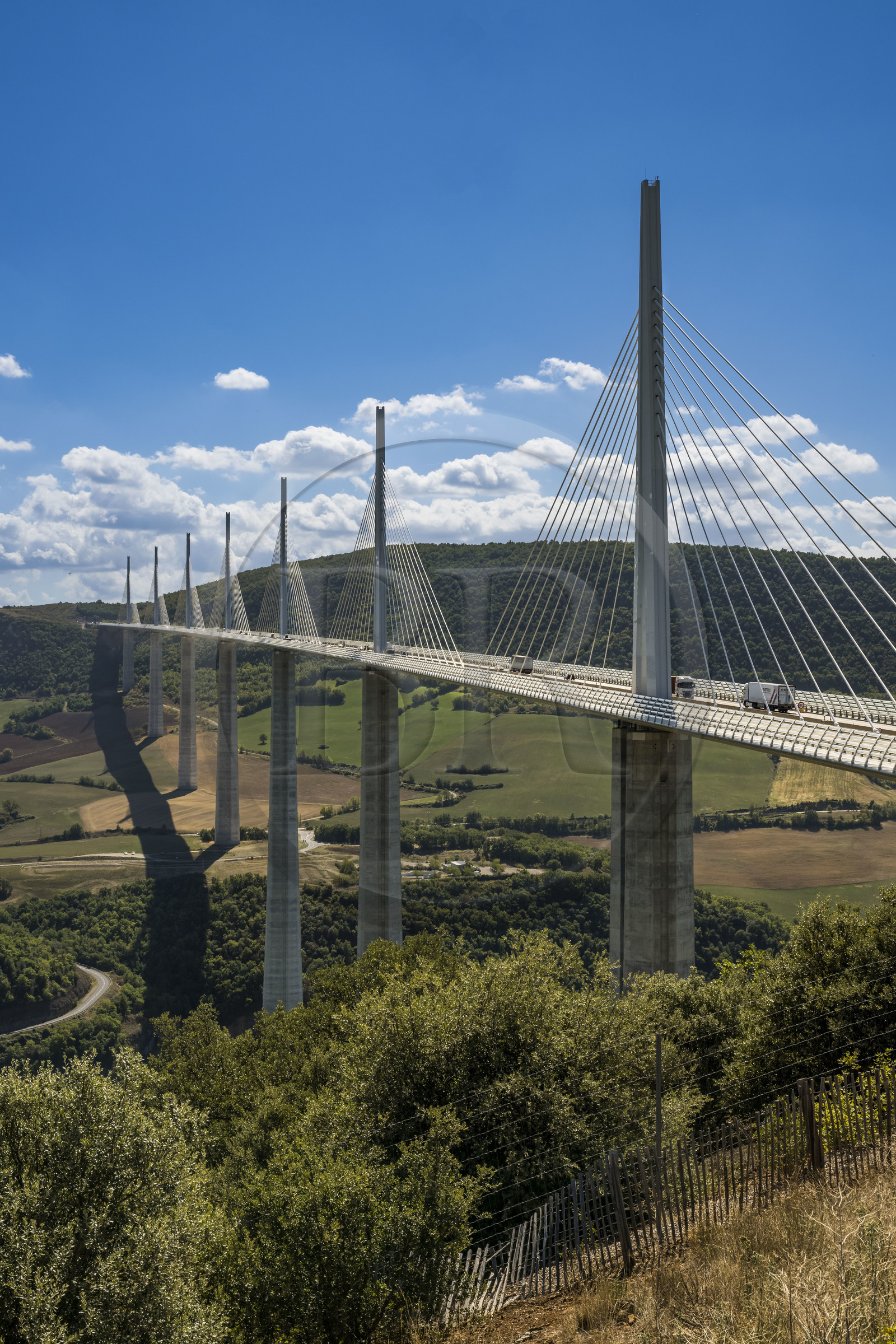 France, Aveyron (12), parc naturel régional des Grands Causses, Millau, le viaduc de Millau des architectes Michel Virlogeux et Norman Foster, entre le Causse du Larzac et le Causse de Sauveterre au dessus du Tarn