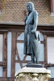 France, Haut-Rhin (68), Colmar, place des Six-Montagnes-Noires, la fontaine Roesselmann par Auguste Bartholdi inaugurée en 1854