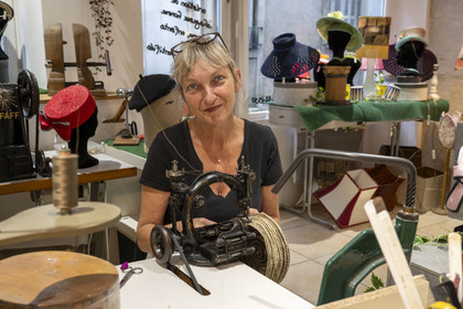 France, Côte-d'Or (21), Dijon, la modiste Meilleur Ouvrier de France Sara Tintinger confectionnant un chapeau dans son atelier-boutique Bibi & Bob de la rue d'Assas, le chapeau est travaillé sur du ruban de velourette