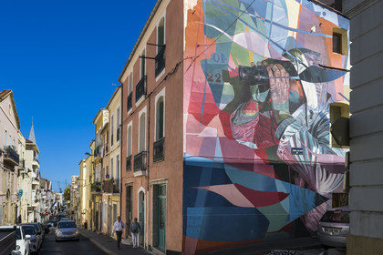 France, Hérault (34), Sète, le Quartier Haut, fresque murale qui fait parti du MACO - Musée à ciel ouvert, street art de Ratur et Sckaro dans la Grande Rue