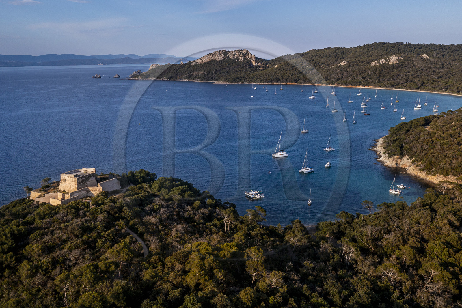 France, Var (83), Iles d'Hyères, parc national de Port Cros, Ile de Porquerolles, le Fort de l'Alycastre avec un mur d'enceinte extérieur en étoile (vue aérienne)