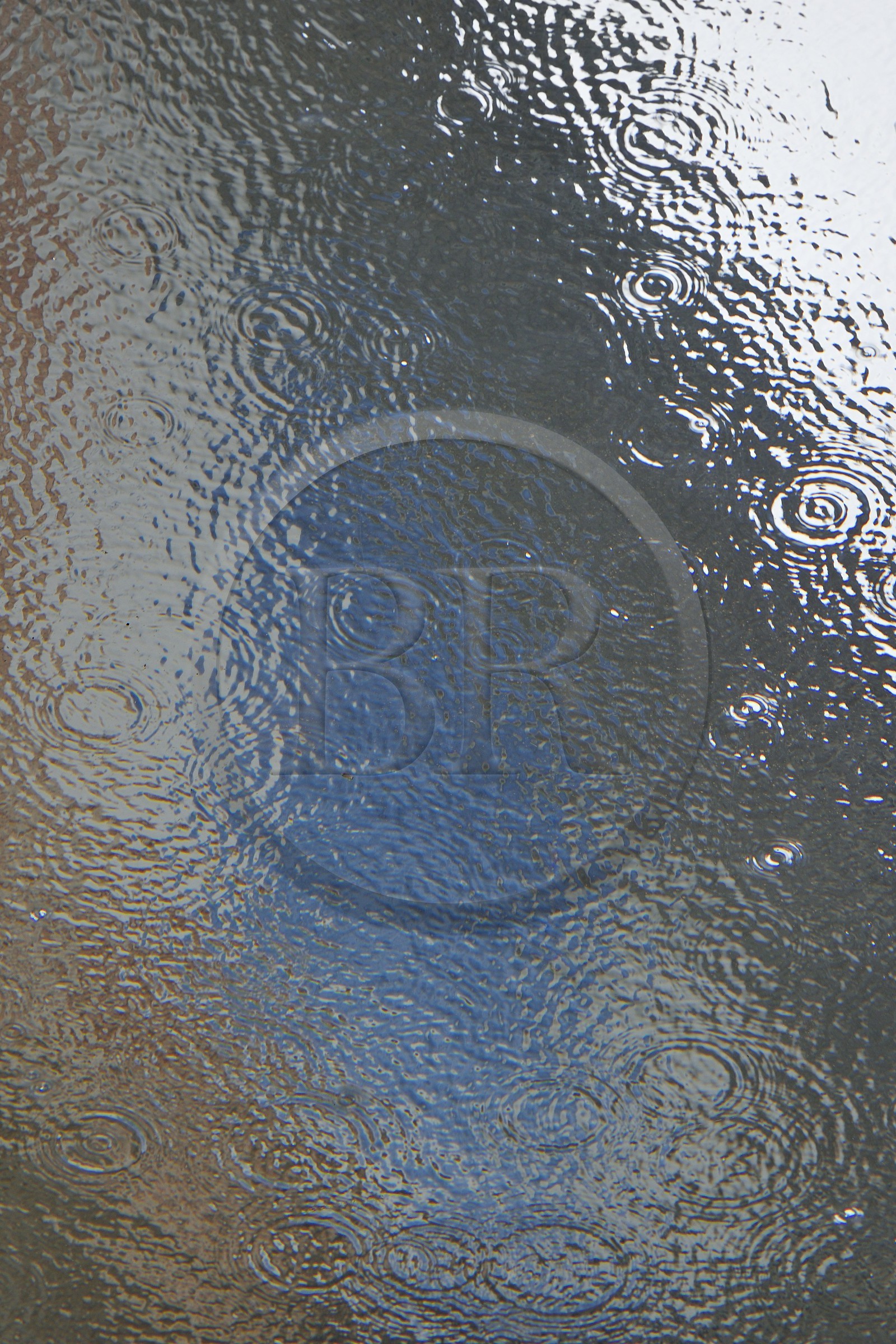 France, Var (83), Iles d'Hyères, parc national de Port Cros, Ile de Porquerolles, la Fondation Carmignac, pluie dans le bassin en transparence