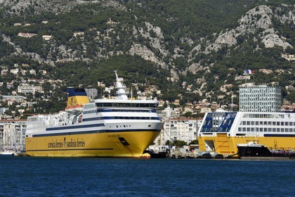 France, Var (83), Toulon, ferry dans le Port Marchand