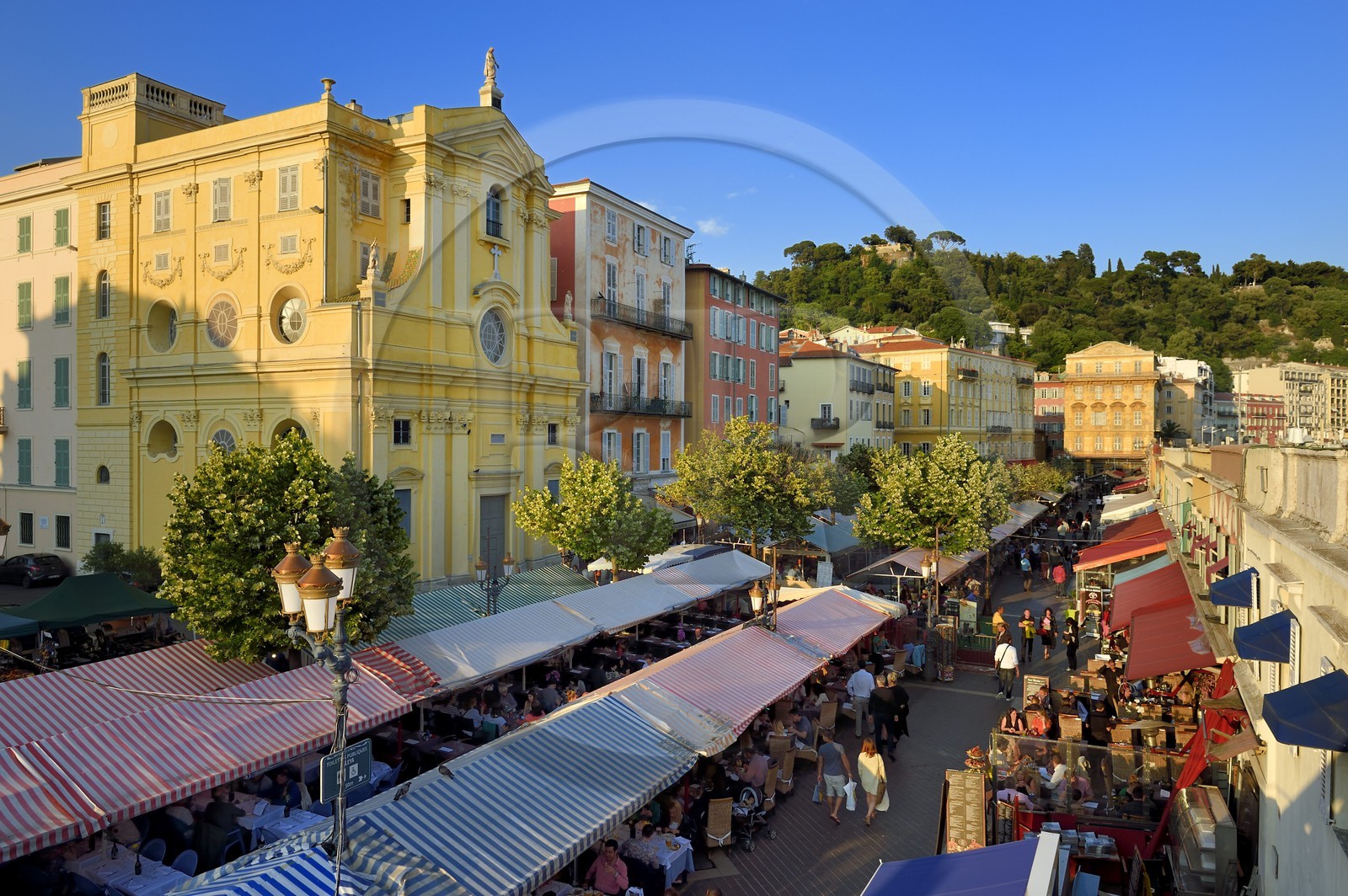 France, Alpes-Maritimes (06), Nice, vieille ville, marché du cours Saleya, chapelle de la Miséricorde (XVIIIe siècle) à gauche et le palais Cais de Pierlas enarrière plan