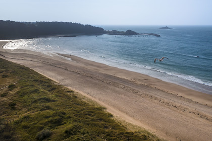 France, Côtes d'Armor (22), Grand Site de France Cap d'Erquy – Cap Fréhel, Fréhel, plage de Sables-d'Or-les-Pins (vue aérienne)