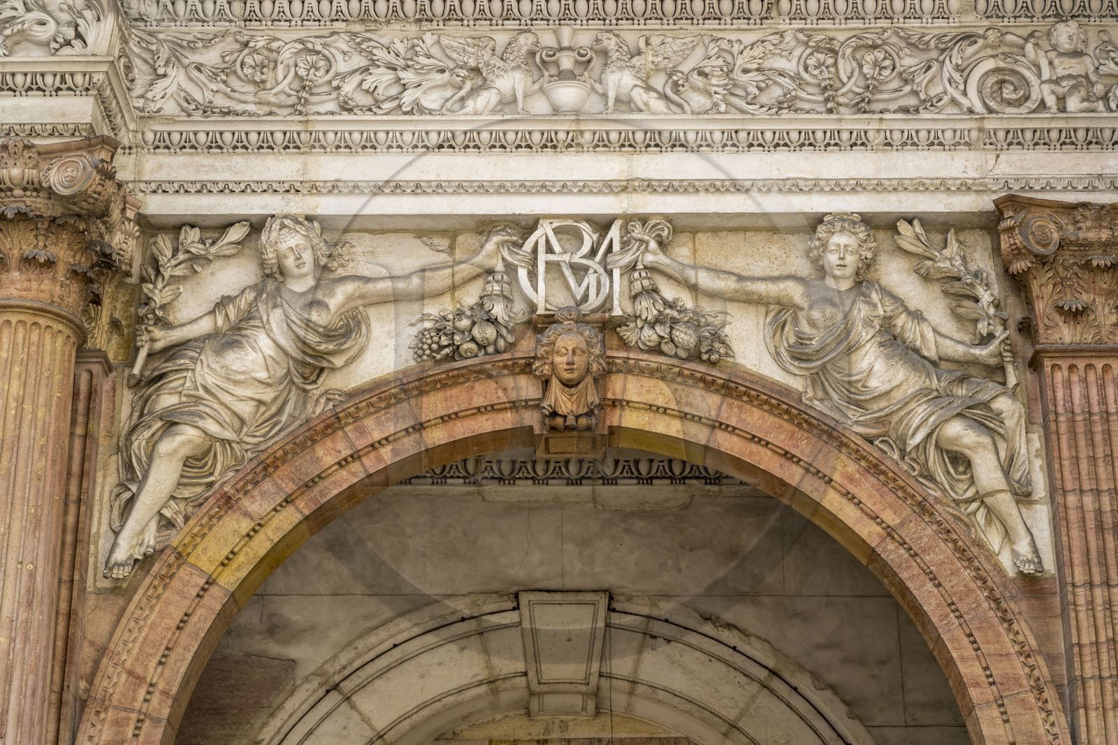 France, Côte-d'Or (21), Dijon, zone classée Patrimoine Mondial de l'UNESCO, l'Hotel de Vogüé, detail du portail