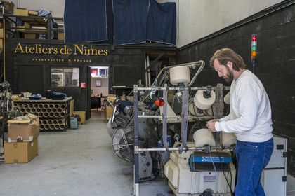 France, Gard (30), Nimes, Guillaume Sagot, fondateur de l’Atelier de Nîmes qui a relancé la fabrication de toiles de jean traditionnelles
