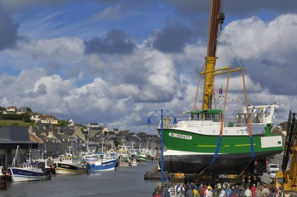 France, Calvados (14), Port-en-Bessin, le chantier naval, mise à l'eau du chalutier l'Armany