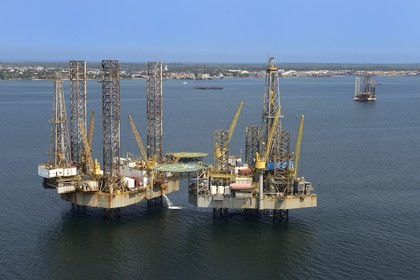 Gabon, Province de Ogooué-Maritime, Port-Gentil, plate-forme pétrolière dans la baie du Cap Lopez (vue aérienne)