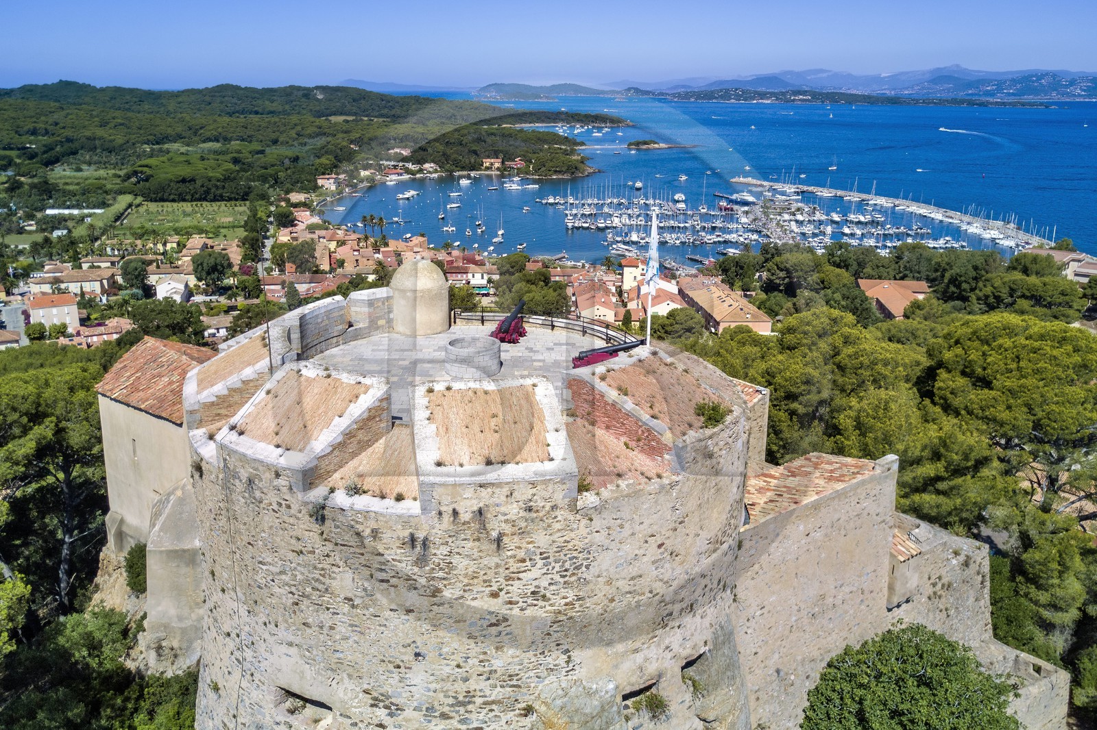 France, Var (83), Iles d'Hyères, parc national de Port Cros, Ile de Porquerolles, le village et le port de Porquerolles vus depuis le chateau Sainte-Agathe