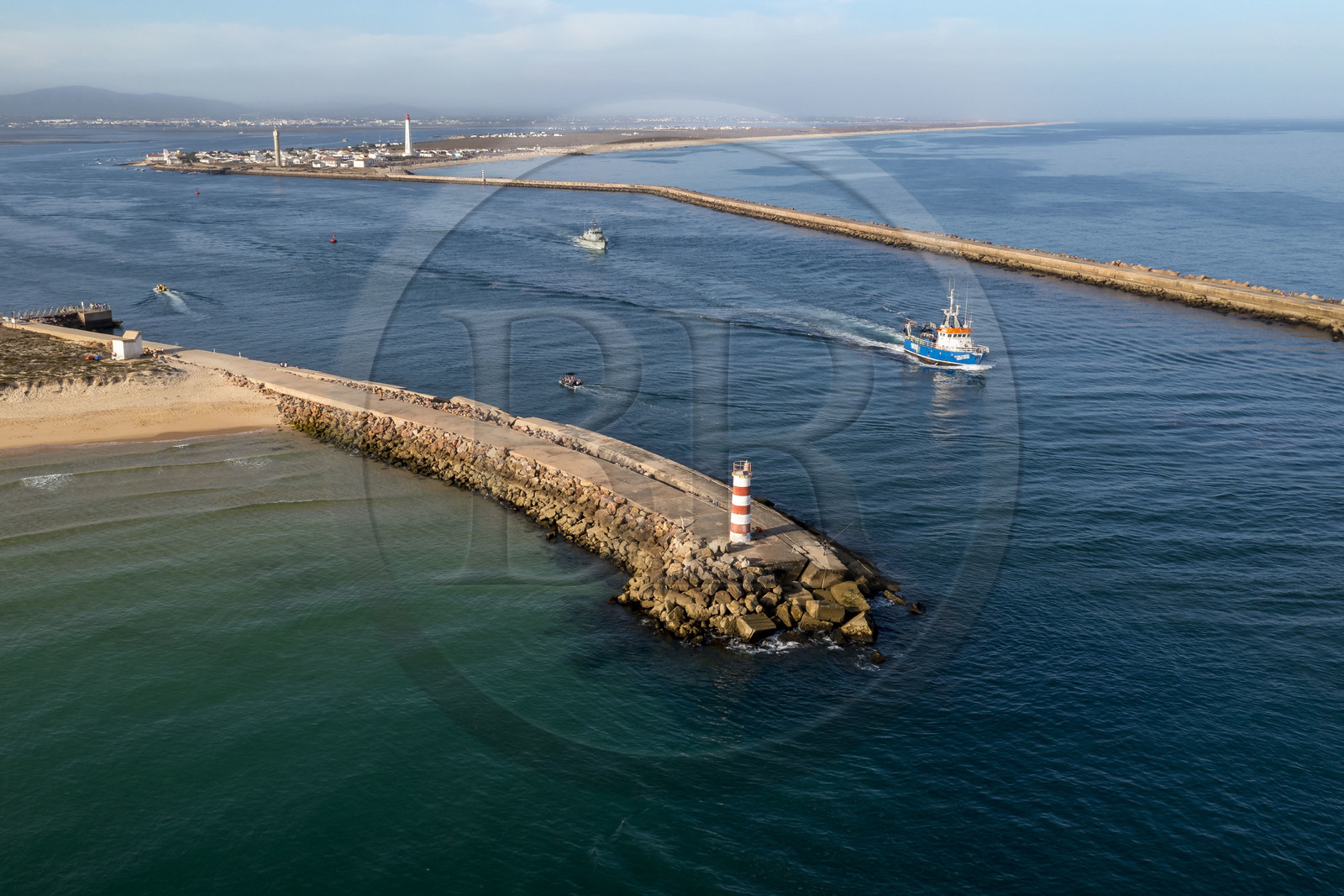 Portugal, Algarve, Parc naturel de la Ria Formosa, Faro, l'Ile de Barreta ou Deserta (Ilha da Barretta ou Deserta) bateau de pêche sortant du port, le phare de Ilha do Farol sur Ilha da Culatra en arrière plan (vue aérienne)