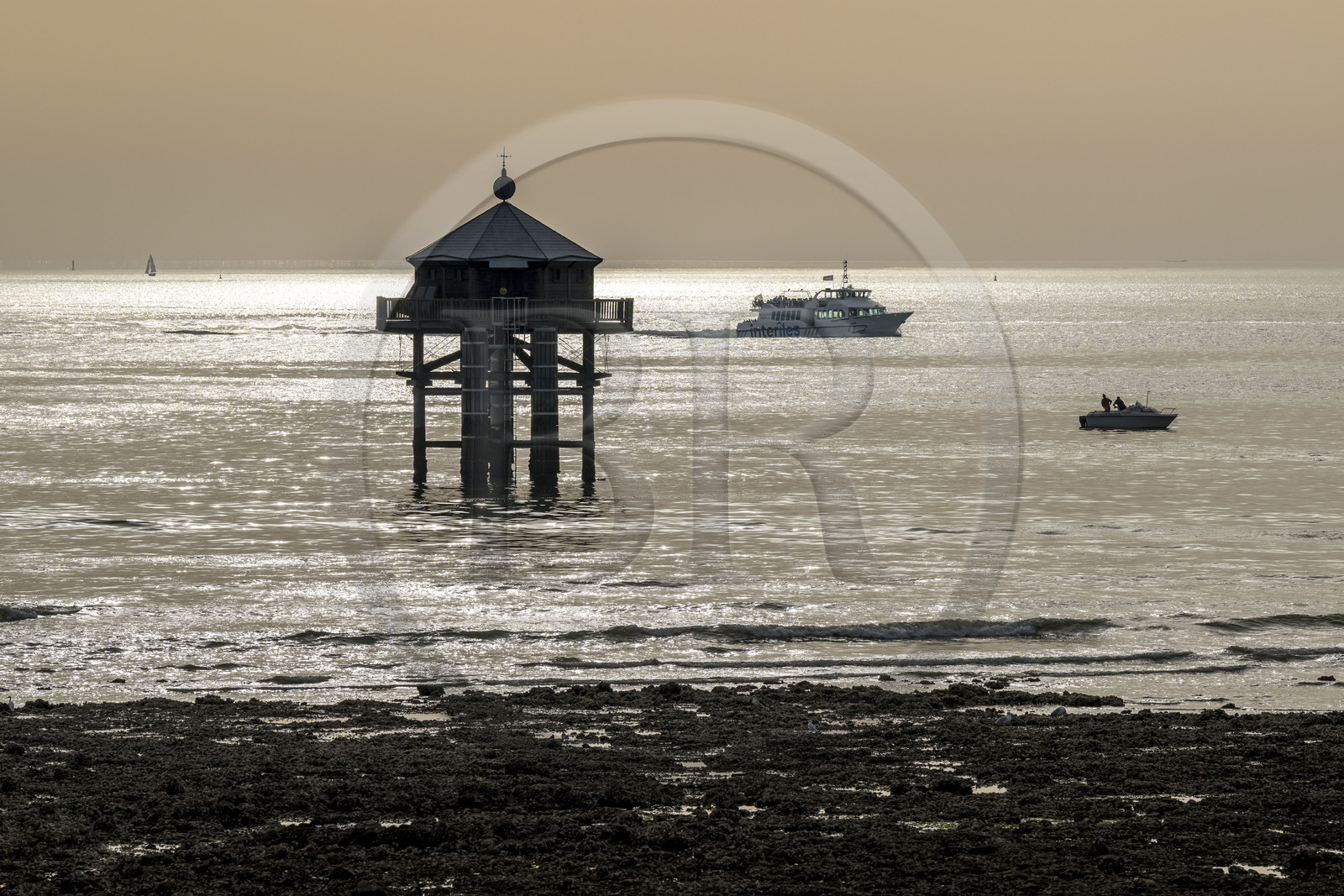 France, Charente-Maritime (17), La Rochelle, le Phare du Bout du Monde au large du cap de la pointe des Minimes, lieu de mémoire littéraire du roman Le Phare du bout du monde de Jules Verne