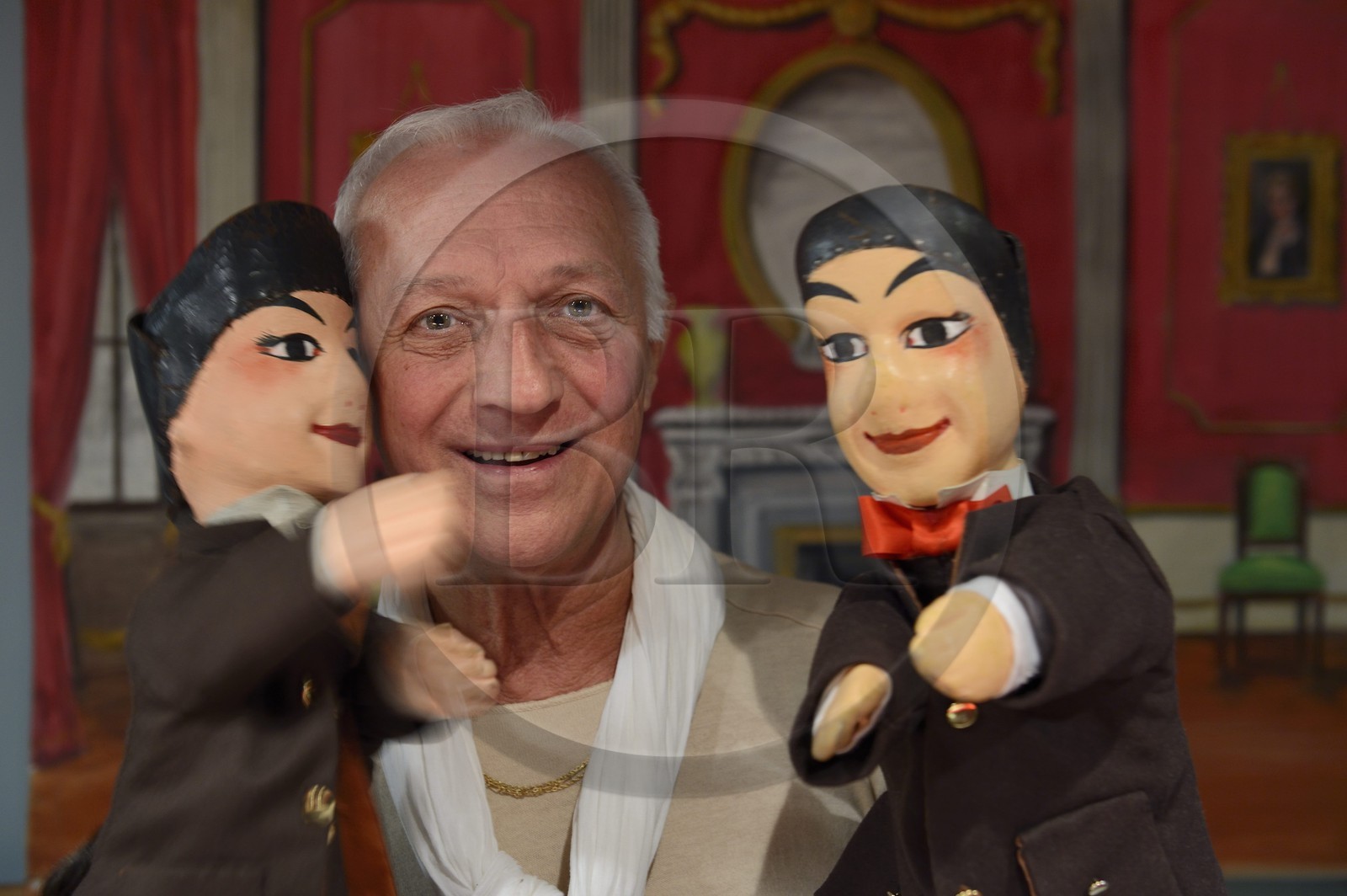 France, Rhône (69), Lyon, quartier de la Croix-Rousse, compagnie  Guignol un gone de Lyon, le marionnetiste Daniel Streble avec deux de ses Guignol qui ont plus de 180 ans