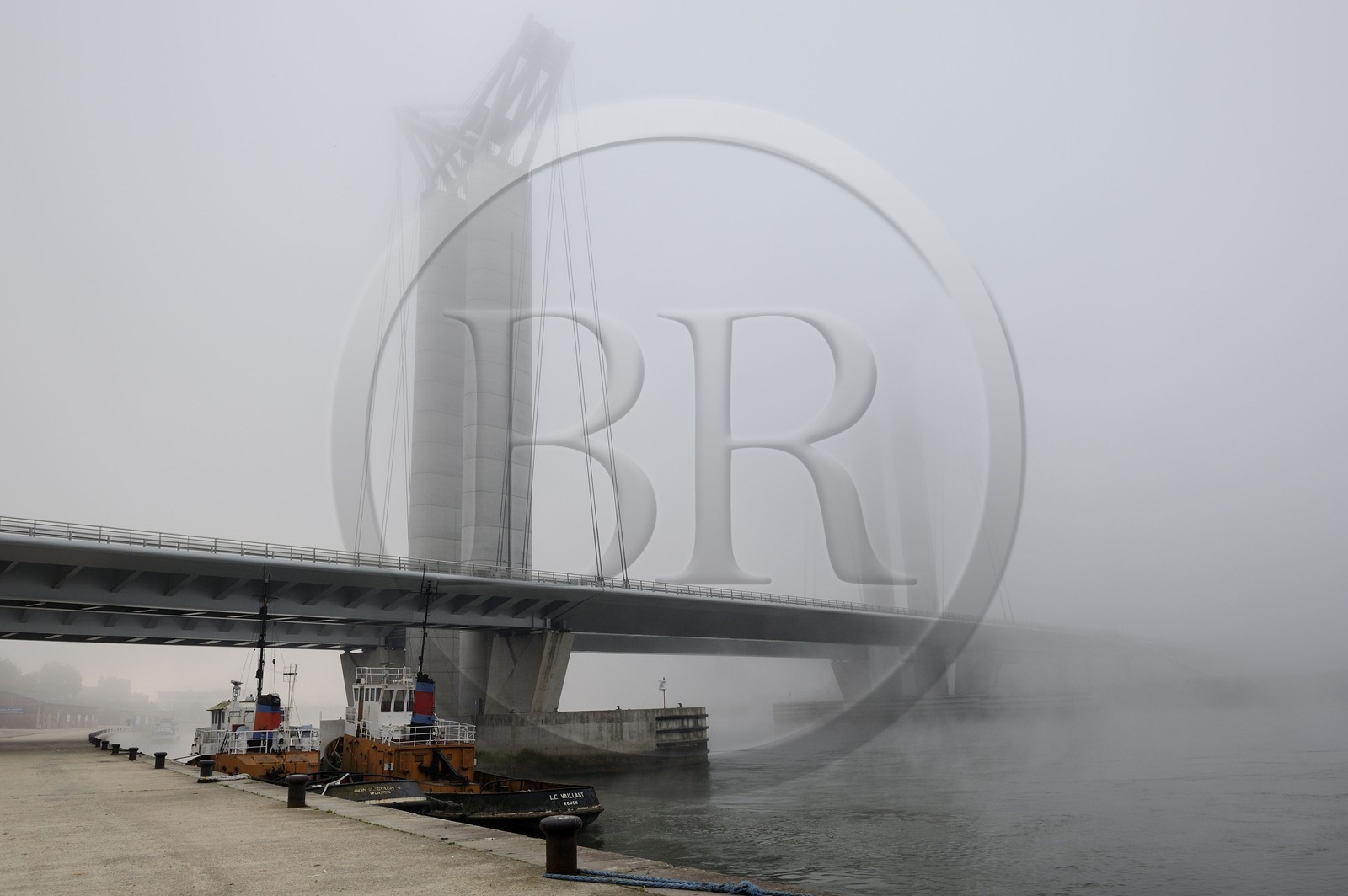 France, Seine-Maritime (76), Rouen, le pont levant Gustave Flaubert sur la Seine par temps de brouillard