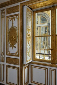 France, Yvelines (78), château de Versailles, classé Patrimoine Mondial de l'UNESCO, appartement privé du Roi, cabinet de la cassette ancienne salle de bain donnant sur l'escalier des Ambassadeurs