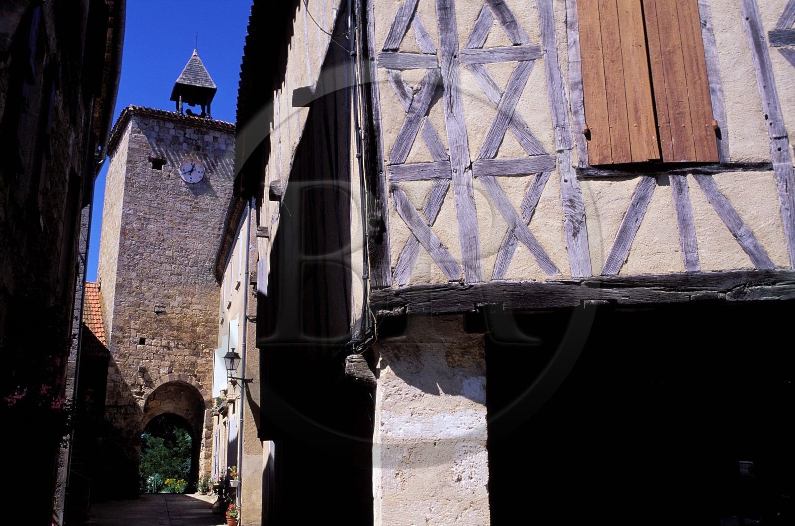 France, Gers (32), Fourcès, labellisé Les Plus Beaux Villages de France, église et maison du village