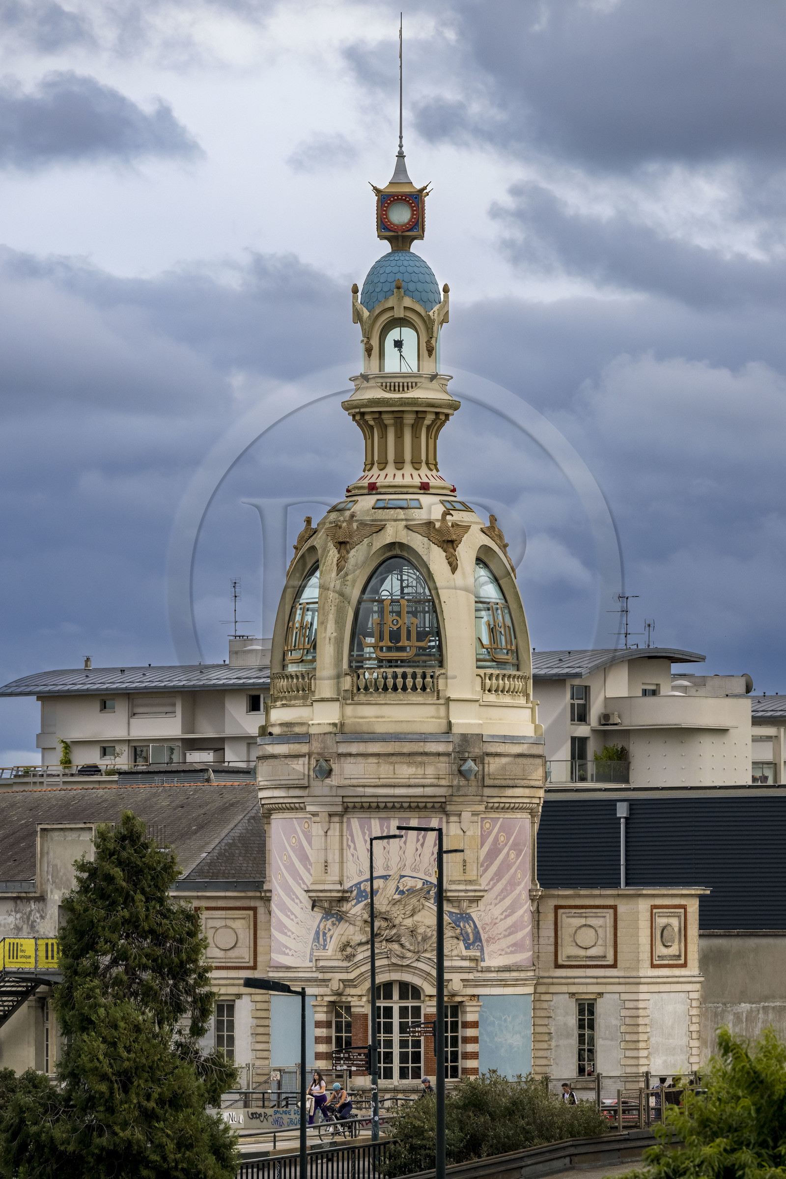 France, Loire-Atlantique (44), Nantes, quartier du Champ-de-Mars, Lieu Unique (centre de culture contemporaine) installé dans les anciens locaux de la biscuiterie LU, tour d'angle de 1909 conçu par l'architecte Auguste Bluysen