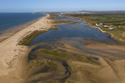 Portugal, Algarve, Parc Naturel de la Ria Formosa, Tavira, plage du village de Cacela Velha (vue aérienne)