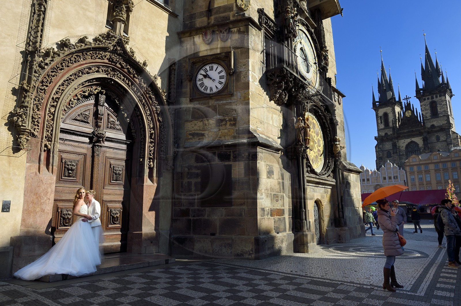 Czech Republic, Prague, historical center listed as World Heritage by UNESCO, the Old Town (Stare Mesto), small square (Staromestske namesti), married women couple in front of the City Hall and Our Lady before Tyn Church