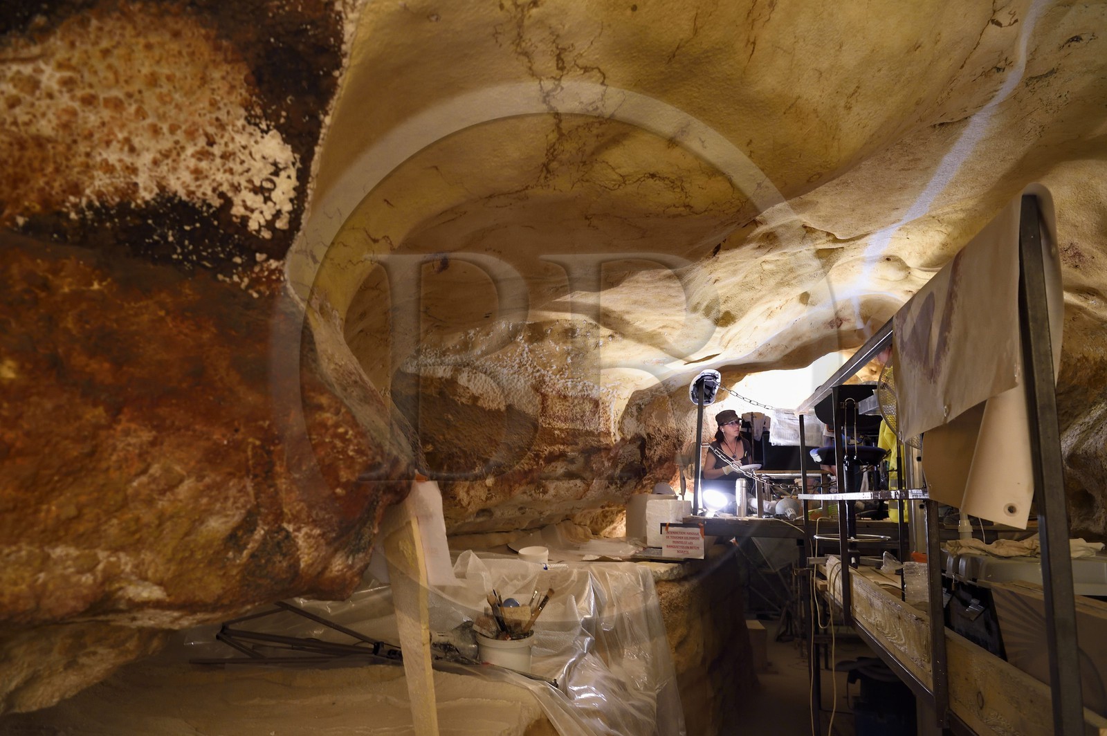 France, Dordogne (24), Montignac, chantier du futur Centre International de l'Art pariétal de Montignac-Lascaux (Lascaux 4), travaux de finitions dans le passage de la grotte reconstituée par l’Atelier des Fac-Similés du Périgord (AFSP)